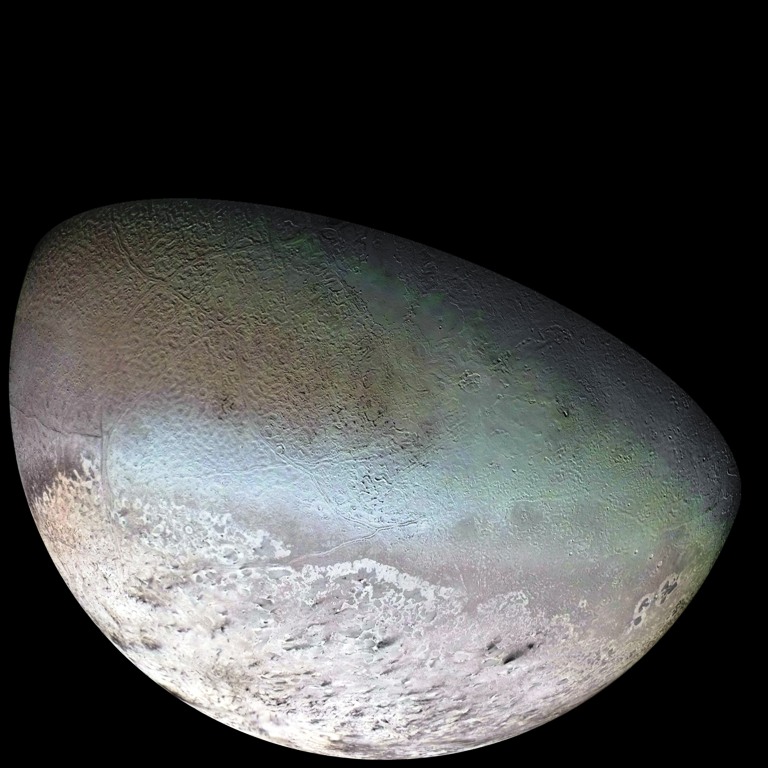 Imagen de la superficie de Tritón, el satélite más grande de Neptuno
